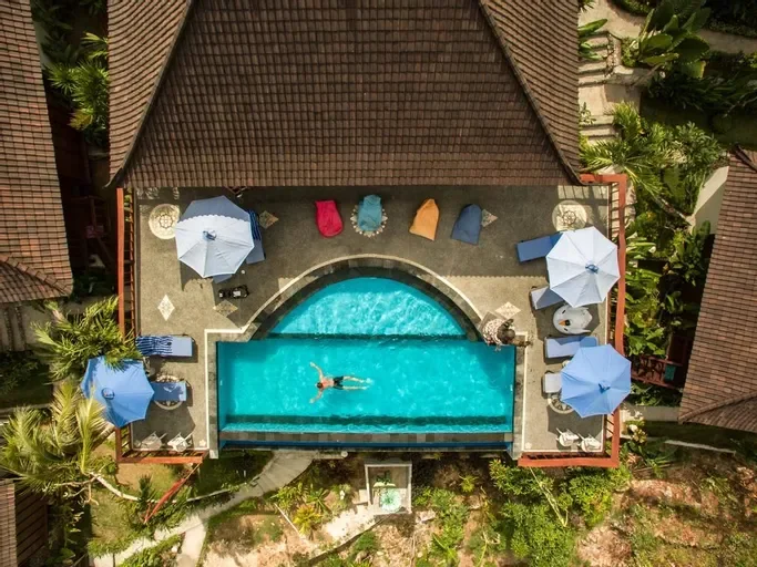 Swimming pool overlooking to the yellow bridge in Nusa Lembongan
