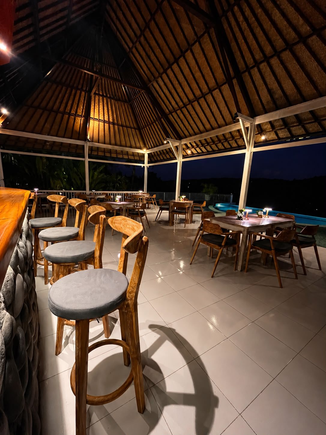 Ancak table and bar, restaurant at bukit ancak lembongan resort