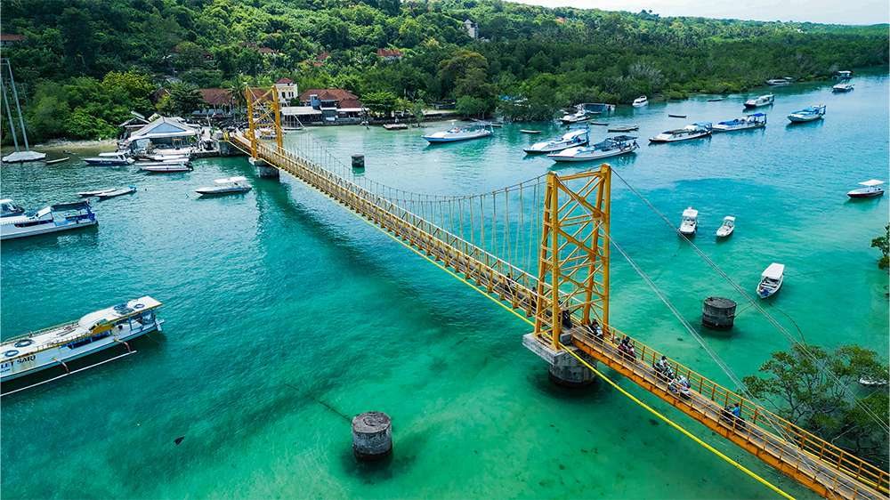 Yellow bridge nusa lembongan and nusa ceningan, one of the iconic bridge in nusa lembongan