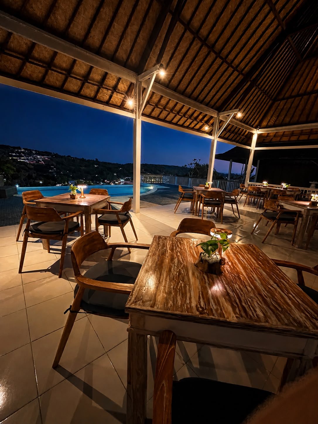 Ancak table and bar, restaurant at bukit ancak lembongan resort